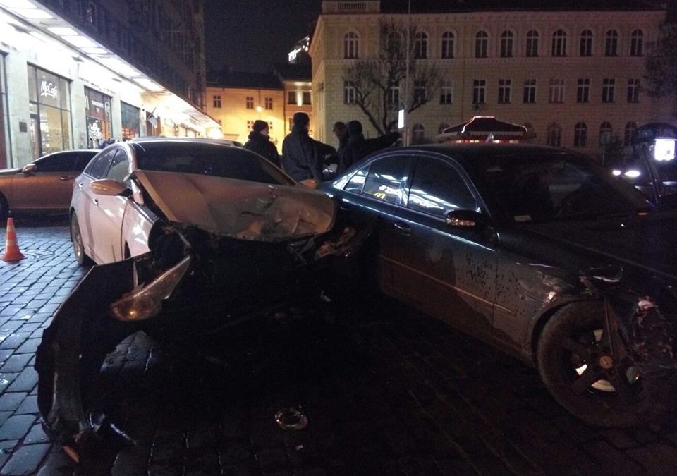 Вночі у центрі Львова сталась маштабна ДТП: є постраждалі (Фото)