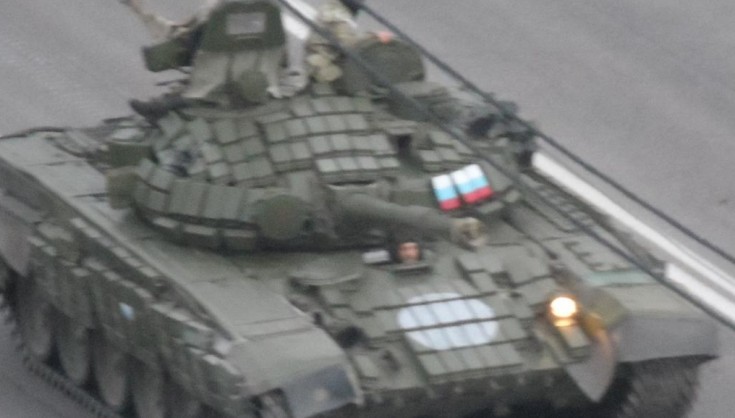 Очевидцы сняли эшелон с военной техникой в Крыму (Видео)