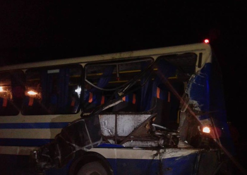 На Прикарпатье лесовоз протаранил автобус, следовавший во Львов. Есть постражали (Фото)