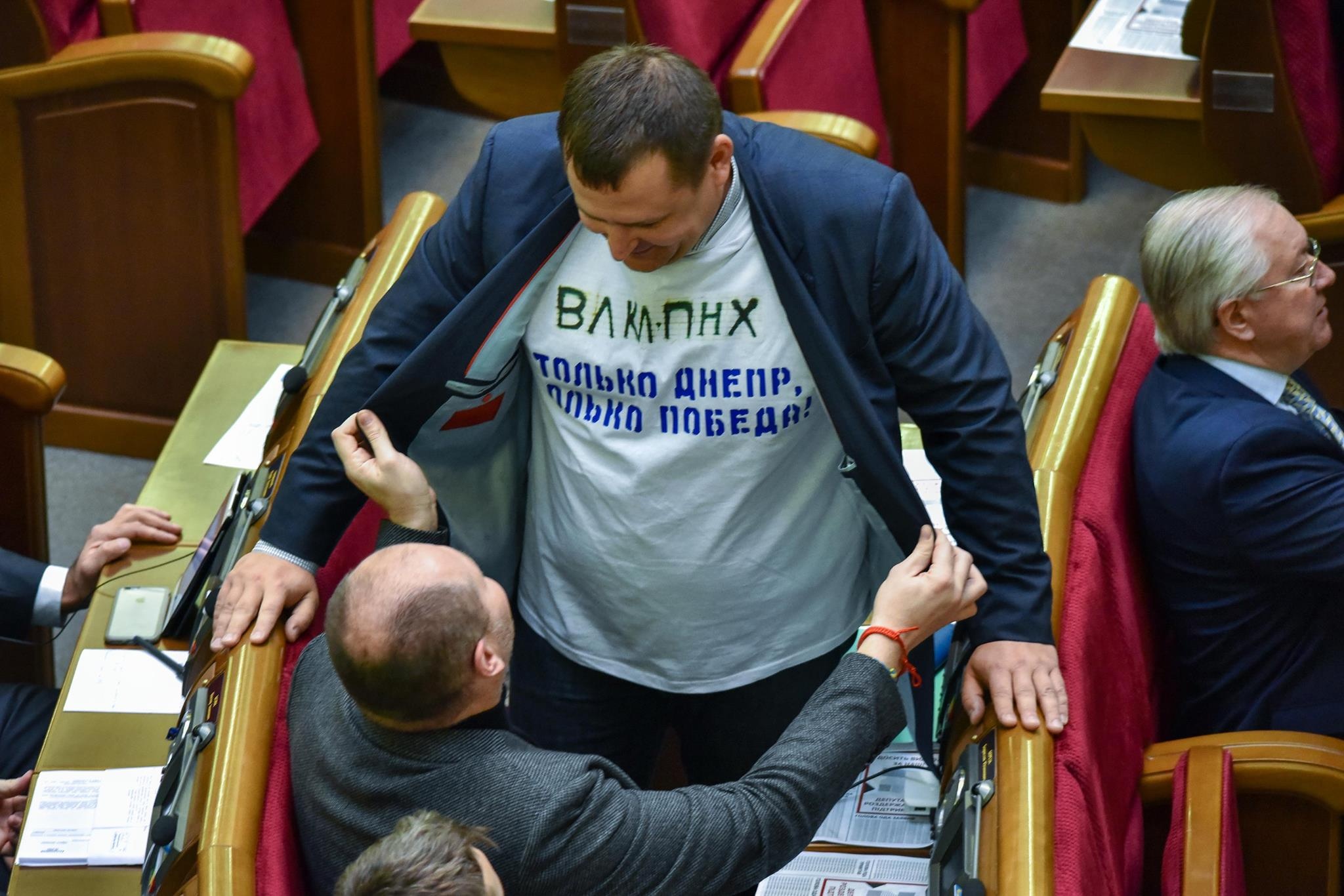 Парламентский троллинг. Филатов пришел попрощаться с Советом в футболке “ВЛКЛ – ПНХ”