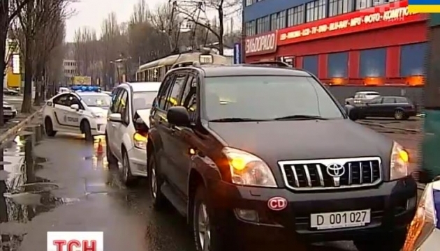 Авто з номерами посольства Росії потрапило в ДТП у Києві: опубліковано відео