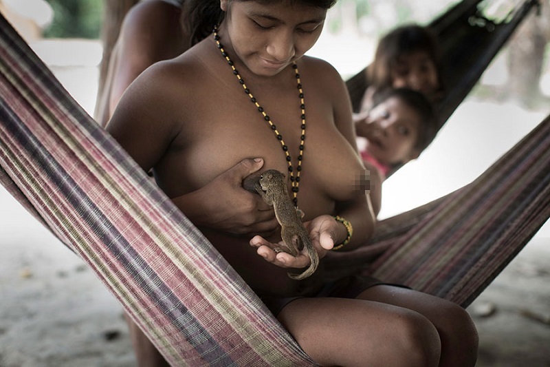 Стародавня традиція цього амазонського племені шокує оточуючих. У мене волосся стало дибки … (ФОТО)
