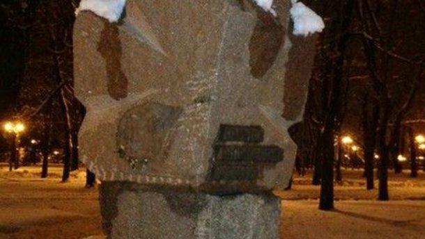 В Харькове вандалы повредили памятник репрессированным кобзарям