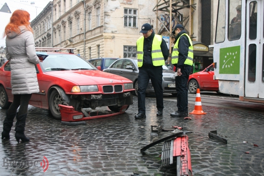 В центре Львова столкнулись «BMW» и автофургон (ФОТО)