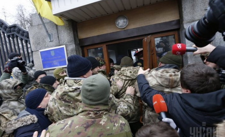 В Киеве бойцы батальона “Киевская Русь” пикетируют здание Генштаба ВСУ
