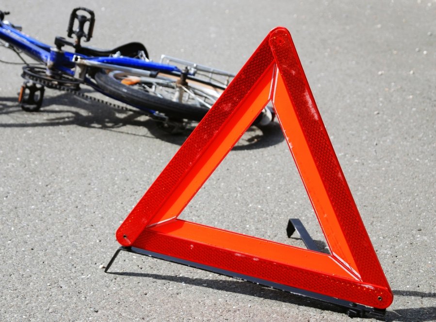 Во Львове велосипедист сбил пешехода