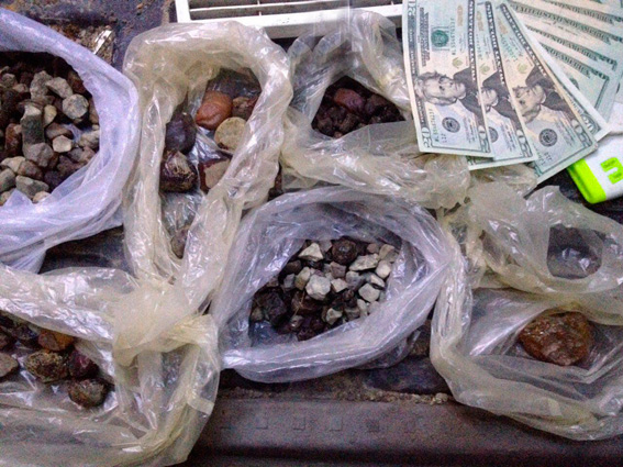 На Житомирщине полицейские изъяли янтарь и спецоборудование на 60 тыс. грн
