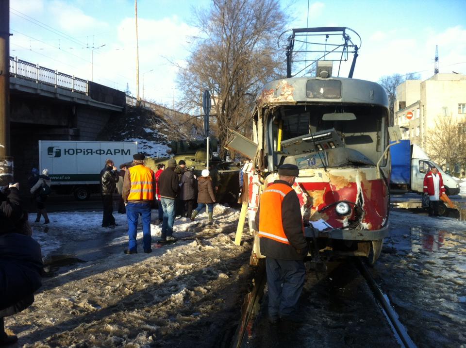 У Дніпропетровську БТР врізався у трамвай: водієві розтрощило ноги (ФОТО)