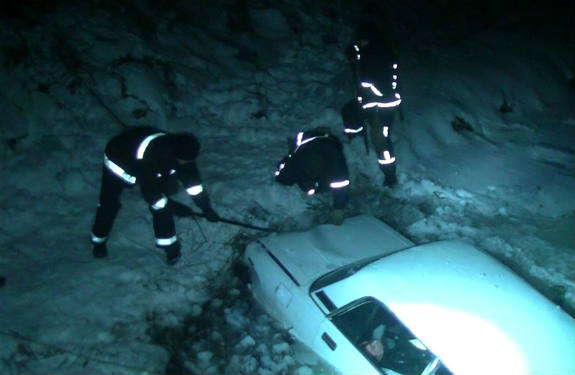 У Харкові під лід провалився автомобіль із людиною (фото, відео)