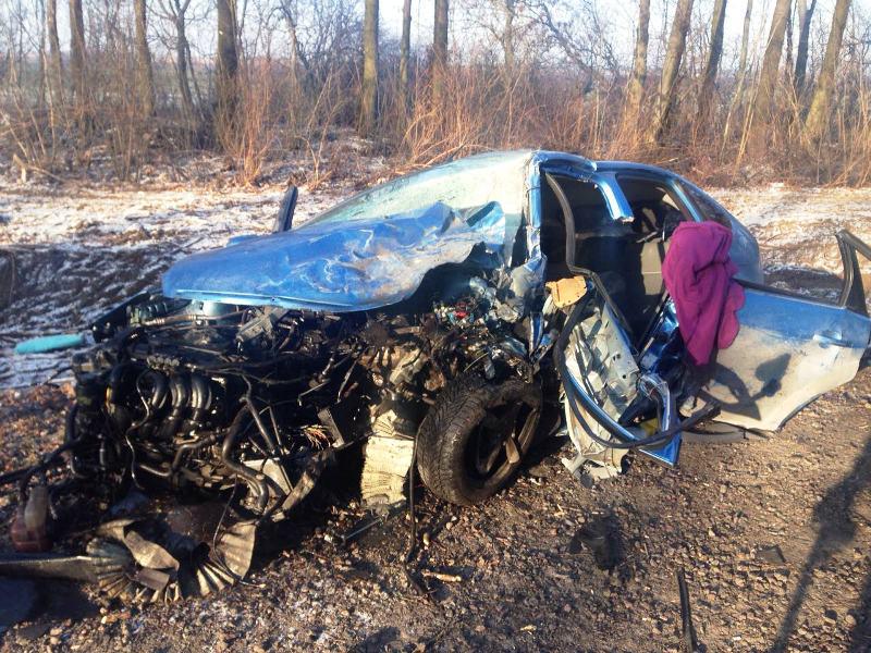 Смертельна аварія на Львівщині: автомобіль розірвало навпіл  (ФОТО)