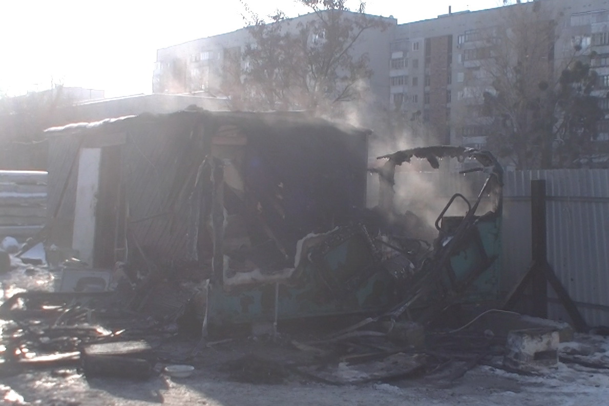 В Харькове в металлическом вагончике сгорел бездомный