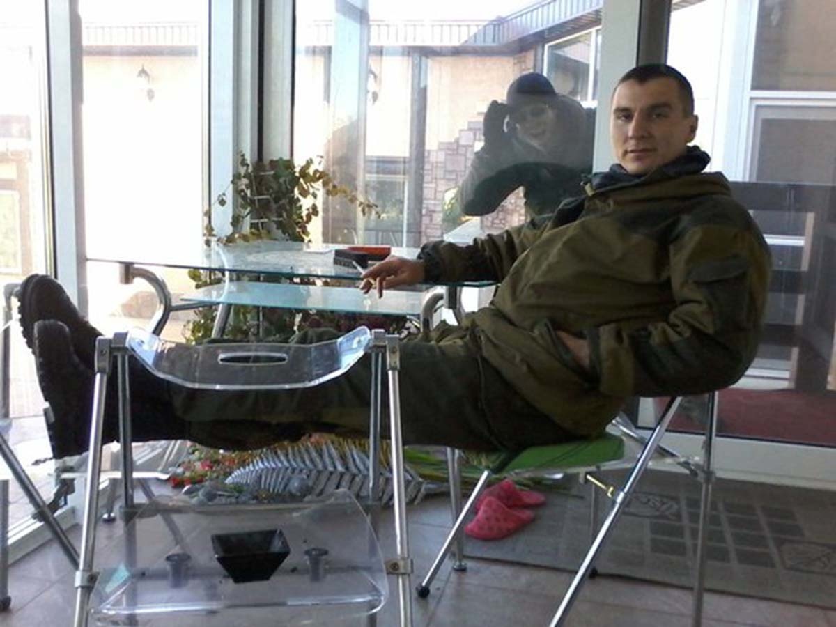 Жизнь боевиков в Донецке: элитный алкоголь, хамство и трофеи (ФОТО)
