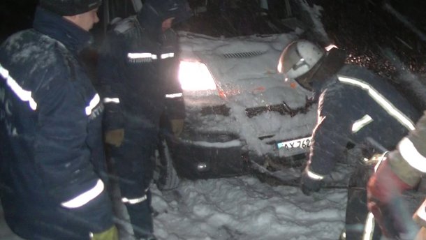 На Харківщині рятувальники витягнули з снігової пастки 16 машин “швидкої”