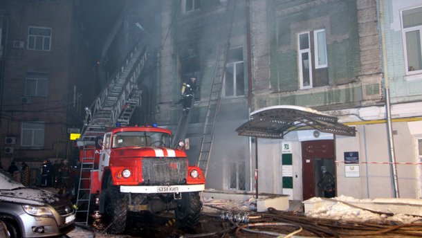 В пожаре в центре Киева погибла женщина и пострадал полицейский (ФОТО)