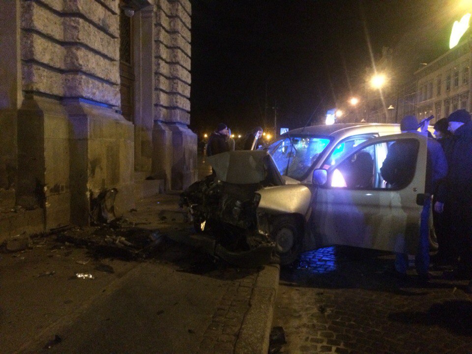 Жахлива ДТП: Вночі авто на швидкості влетіло у Львівську оперу. Є постраждалі (ФОТО)