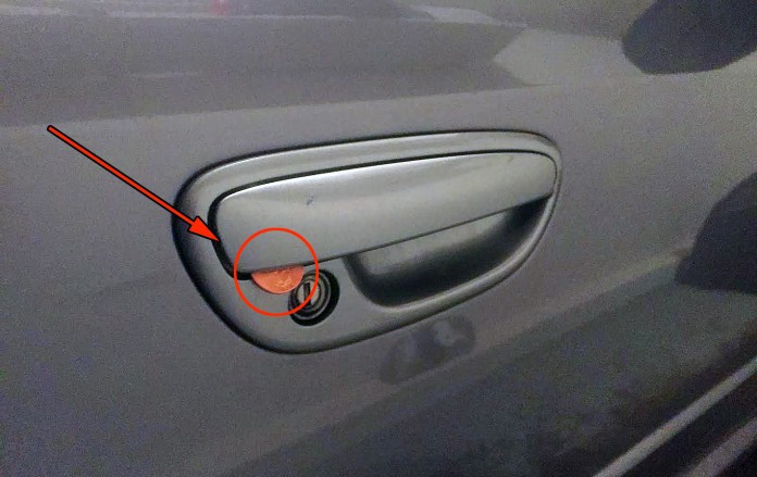 Если вы увидели монету на двери авто — действуйте немедленно!  (ФОТО)
