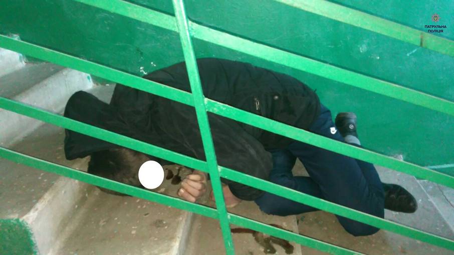 У Львові  виявили тіло молодого чоловіка, який пролежав у під’їзді будинку цілу добу (ФОТО)