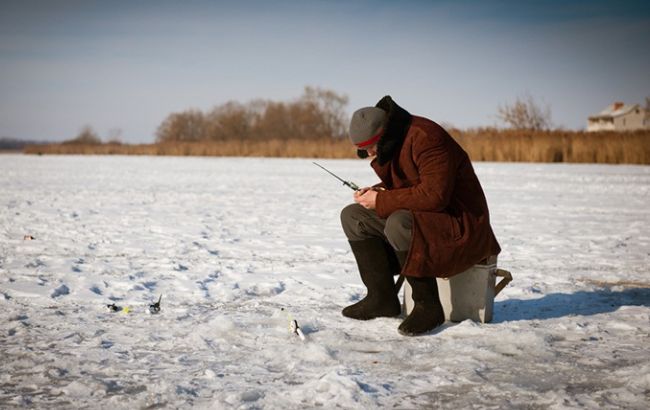 У Києві рибалки провалилися під лід, є загиблий