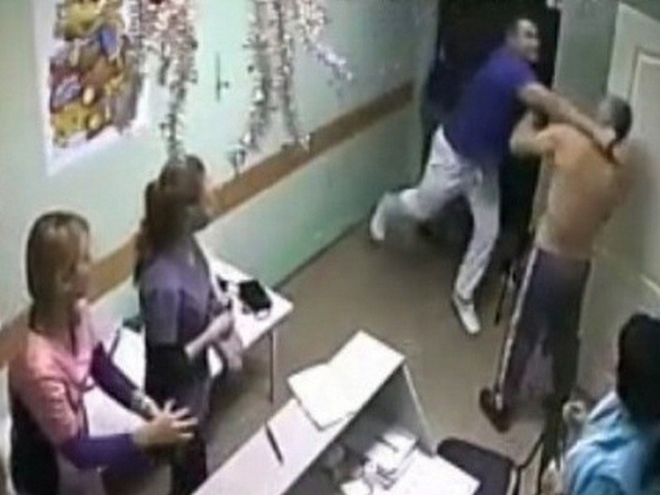У Росії лікар забив пацієнта до смерті (ВІДЕО+18)