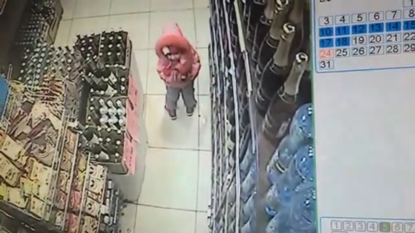 Росіянка в магазині жбурнула дочку на підлогу і побила ногами, шокуюче відео