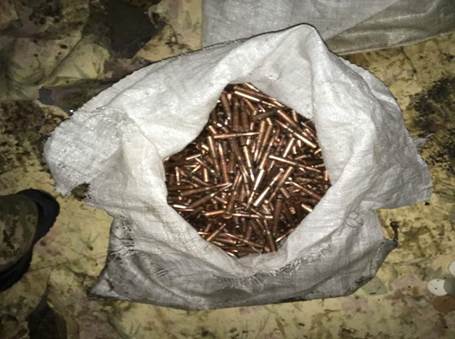 На Луганщине в подвале многоэтажки нашли взрывчатку и арсенал оружия (ФОТО)