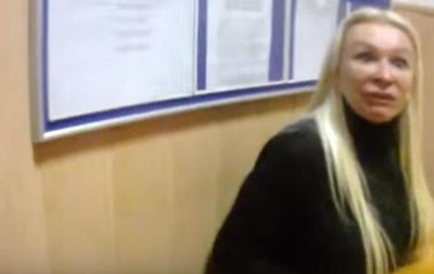 Хто така неадекватна блондинка, яка плювала в поліцейських і трощила райвідділок (ФОТО, ВІДЕО)