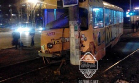 В Одесі трамвай зійшов з рейок і врізався у вуличний стовп (ФОТО)