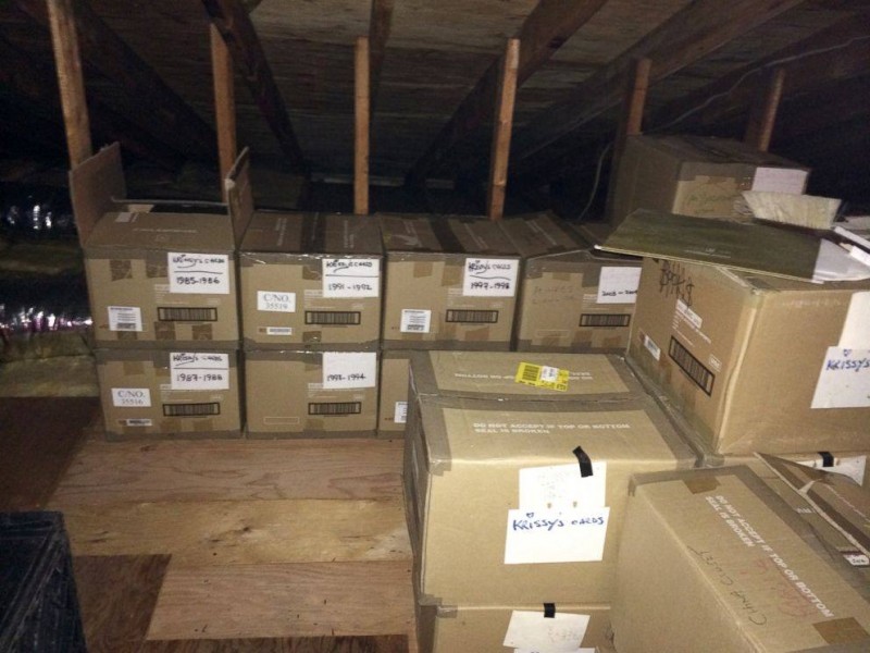 Жена 40 лет прятала на чердаке эти коробки от мужа. Когда он открыл их, не мог поверить своим глазам!