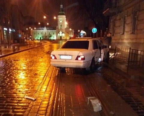 В центре Львова «Мерс» снес дерево и приземлился на тротуаре