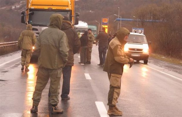 На в’їздах до Закарпаття заблокували російські фури: з’явились фото
