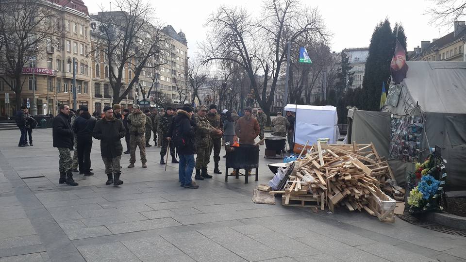 Возле Шевченка бастуют бойцы АТО и волонтеры