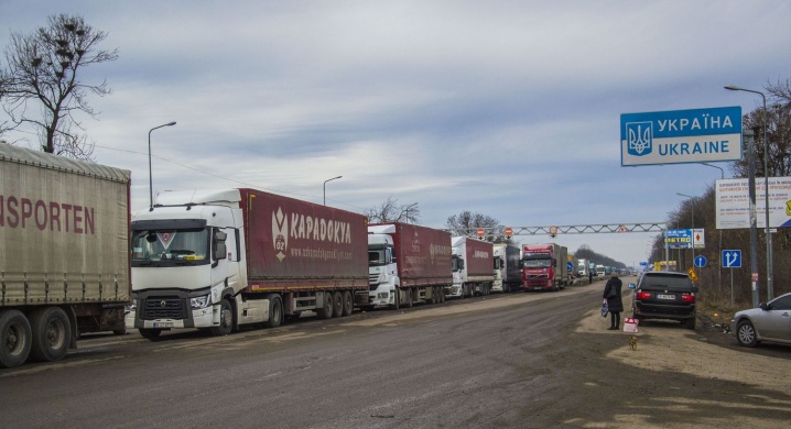 “Свободівці” блокують на кордоні 14 російських вантажівок
