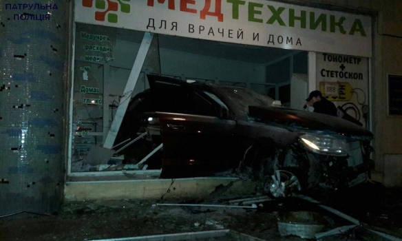 В Одесі п’яний водій влетів у магазин, намагаючись сховатися від патрульних