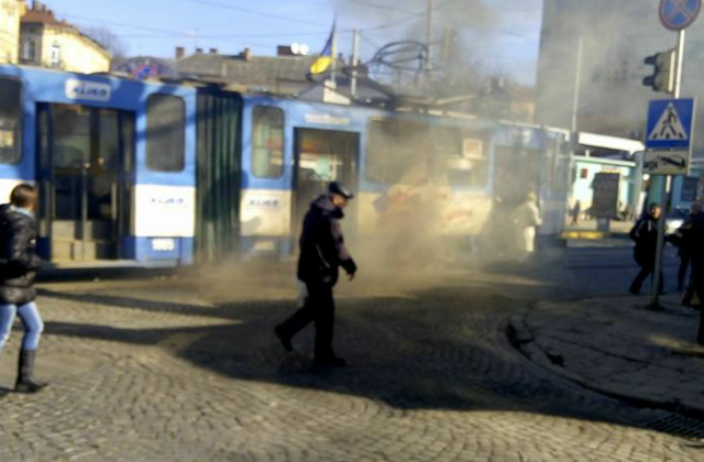На Личаківський загорівся трамвай, утворився затор (ФОТО)