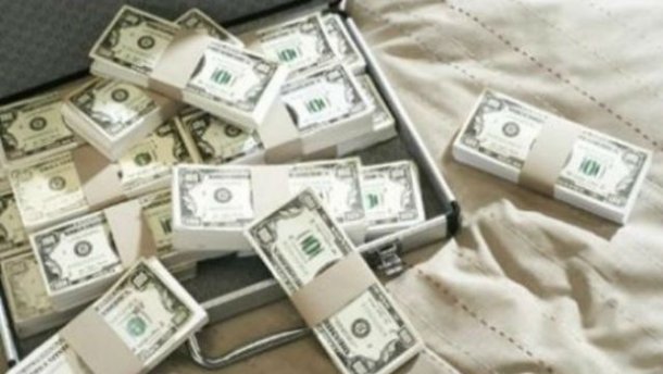 Київських чиновників впіймали на хабарі у розмірі 100 тисяч доларів