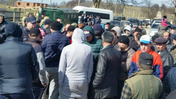 Контрабандистські розбірки на Буковині: молодики у спортивному блокували кордон