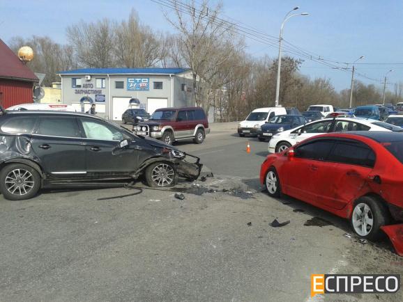 ДТП у Києві: перекинулося авто, є потерпілі