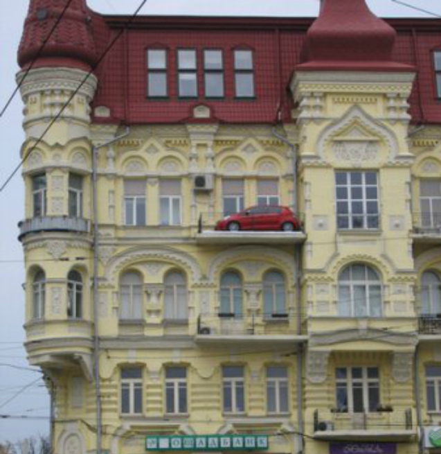 Як в центрі Києва невідомий припаркував свій автомобіль на … балконі (ФОТО)