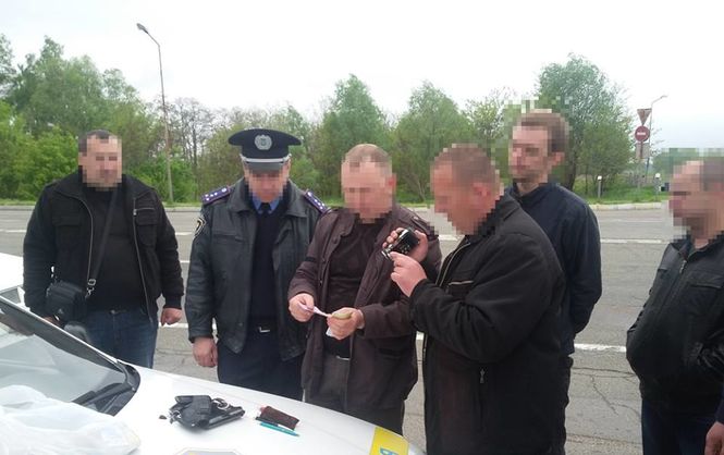 В Черниговской области задержали троих полицейских, которые “работали” на трассе под видом ГАИ