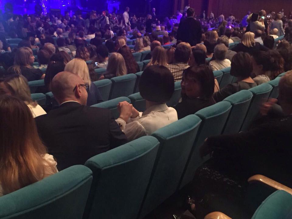 “Зниклого” Яценюка заскочили на концерті Джамали (ФОТО)