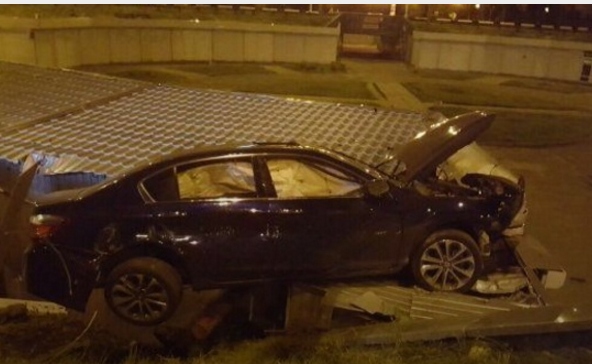 У Києві на дах кіоску впав автомобіль (ФОТО)