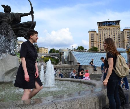 Савченко в сукні помочила ноги у фонтані та на підборах сходила до школи (ФОТО)