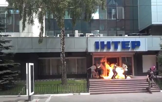 Неизвестные подожгли вход в офис телеканала Интер (ВИДЕО)