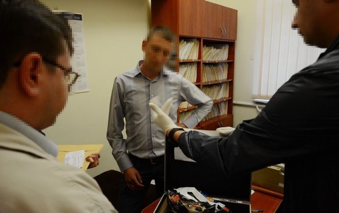 На Львівщині поліцейський вимагав хабар за пришвидшення оформлення дозволу на зброю