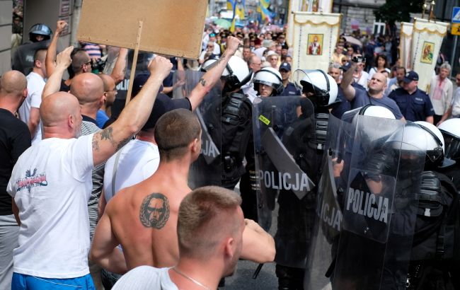 “Бандерівці – геть з Польщі” : хулігани напали на марш українців (ФОТО)