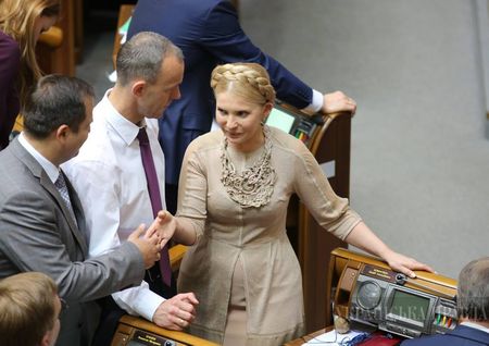 Тимошенко в Раде засветилась туфли за 200 $ и поцеловалась с экс-регионалом (ФОТО)