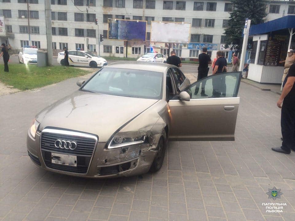 У Львові п’яний водій, втікаючи від поліції, протаранив патрульне авто: є постраждалі (ФОТО)