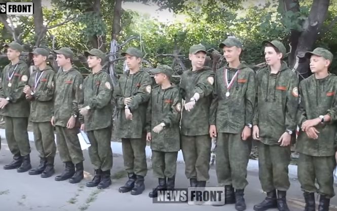 Бойовики вчать луганських школярів стріляти з автомата Калашникова (ВІДЕО)