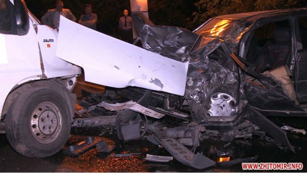 Аварія у Житомирі: Mercedes влетів у мікроавтобус – є загиблий і багато поранених (ФОТО, ВІДЕО)