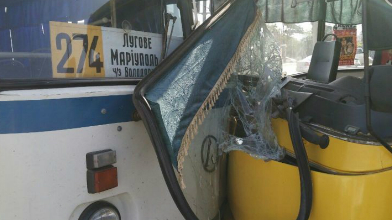 Масштабна аварія у Маріуполі: фура і два автобуси не розминулись на перехресті (ФОТО)